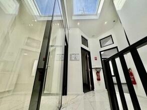 7 Rue Violet, Paris for lease Interior Photo- Image 2 of 6