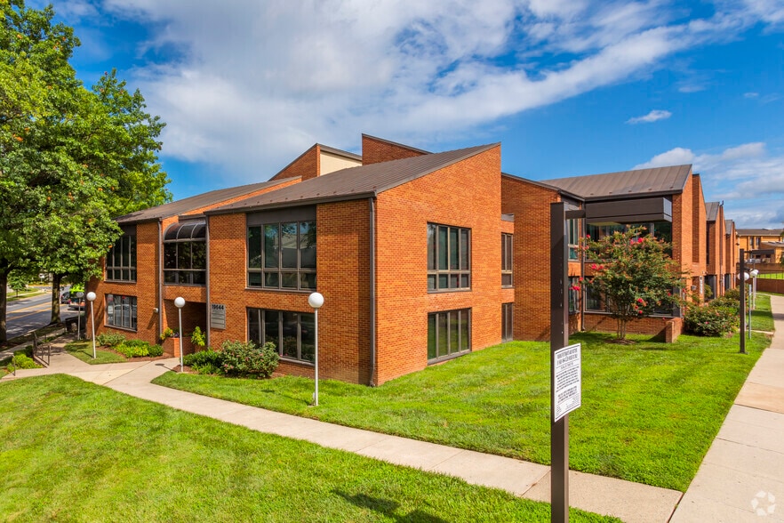 19630-19644 Club House Rd, Gaithersburg, MD for lease - Building Photo - Image 2 of 4
