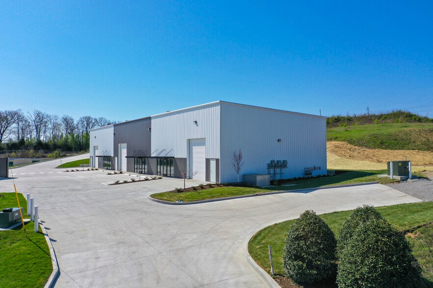 208 Bear Commerce Dr, Columbia, TN for lease - Primary Photo - Image 1 of 5