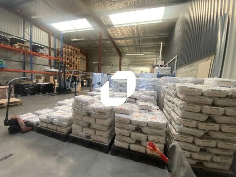 Office in SAINT-JEAN-D'ILLAC for lease - Interior Photo - Image 2 of 5