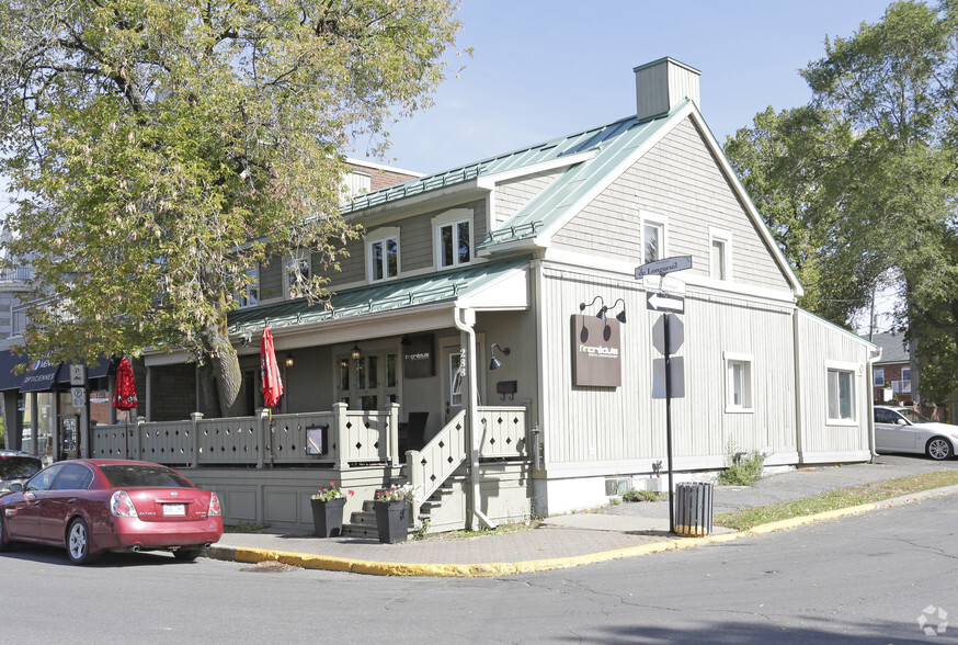 288 Rue Saint-Charles O, Longueuil, QC for sale - Primary Photo - Image 1 of 2