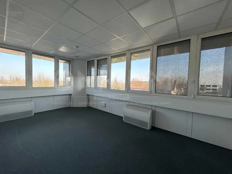 Flex in Bron for lease - Interior Photo - Image 2 of 7