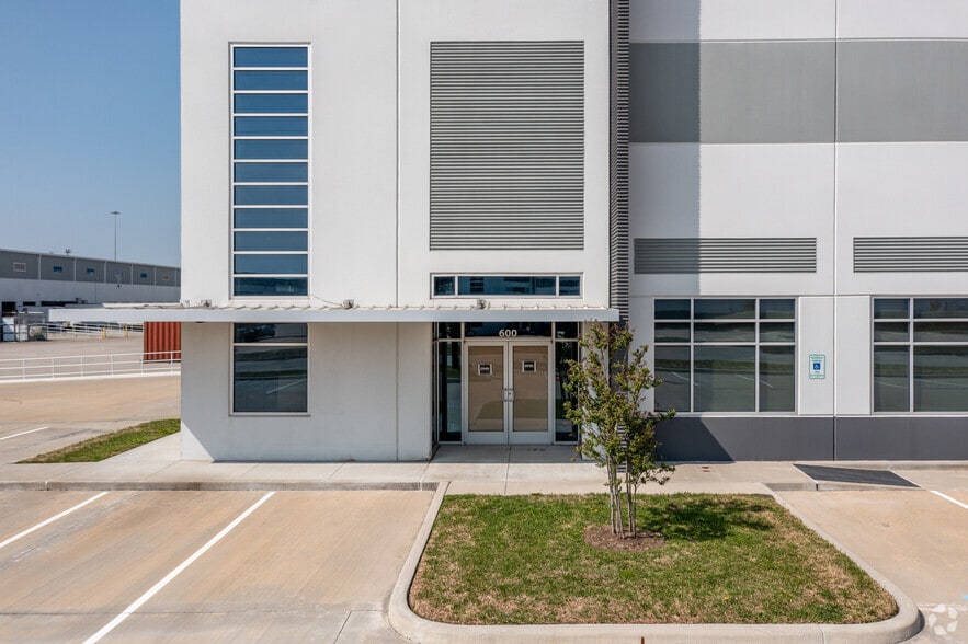 611 E Sam Houston Pky S, Pasadena, TX for lease - Building Photo - Image 3 of 4