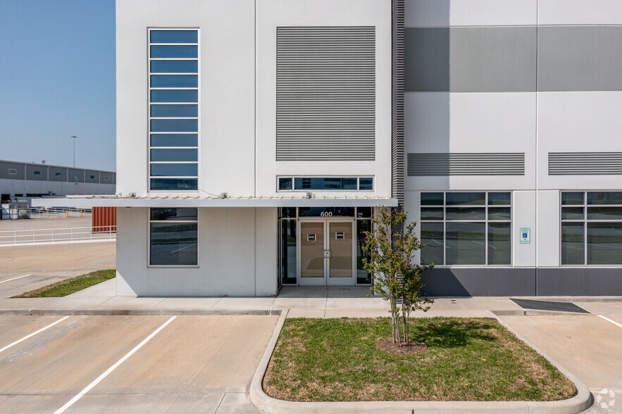 615 E Sam Houston Pky, Pasadena, TX for lease - Building Photo - Image 3 of 4