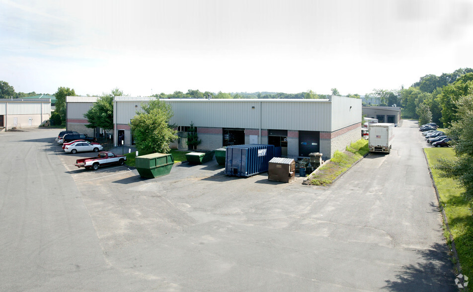 91-99 Clark Dr, East Berlin, CT for lease - Building Photo - Image 2 of 3