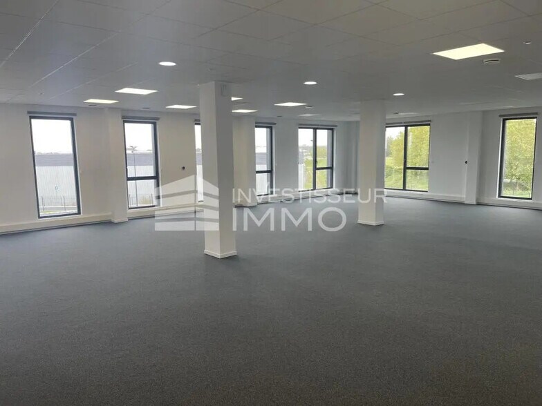 Flex in Saint-Étienne-de-Saint-Geoirs for lease - Interior Photo - Image 2 of 4