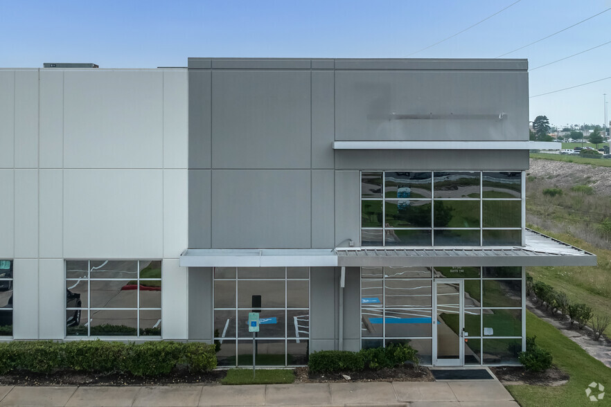 9750 W Sam Houston Pky N, Houston, TX for lease - Building Photo - Image 3 of 4