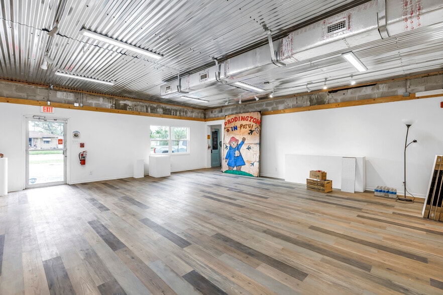 Two Buildings on One Parcel for Sale portfolio of 2 properties for sale on LoopNet.com - Building Photo - Image 3 of 6