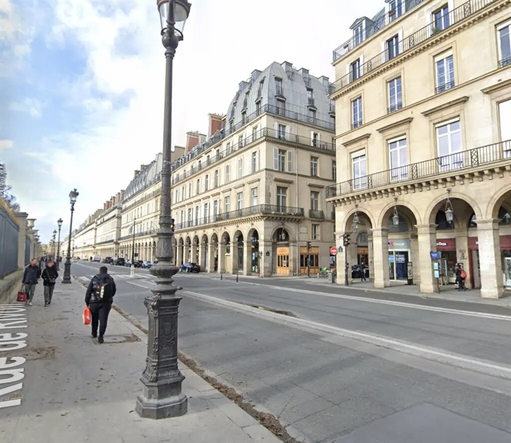 Retail in Paris for lease Building Photo- Image 1 of 3