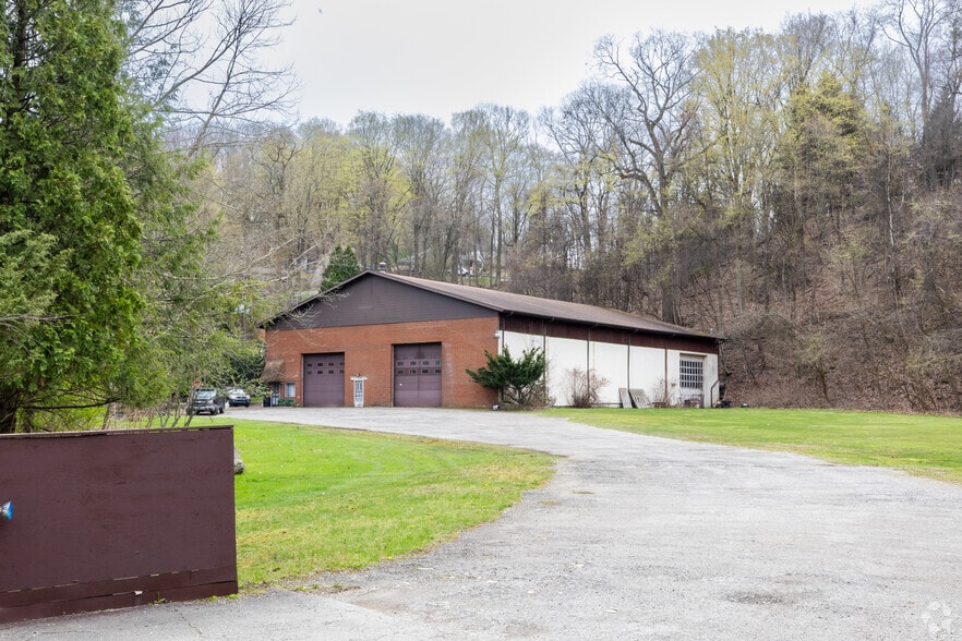 2430 Lincoln Way, White Oak, PA for lease - Primary Photo - Image 1 of 11