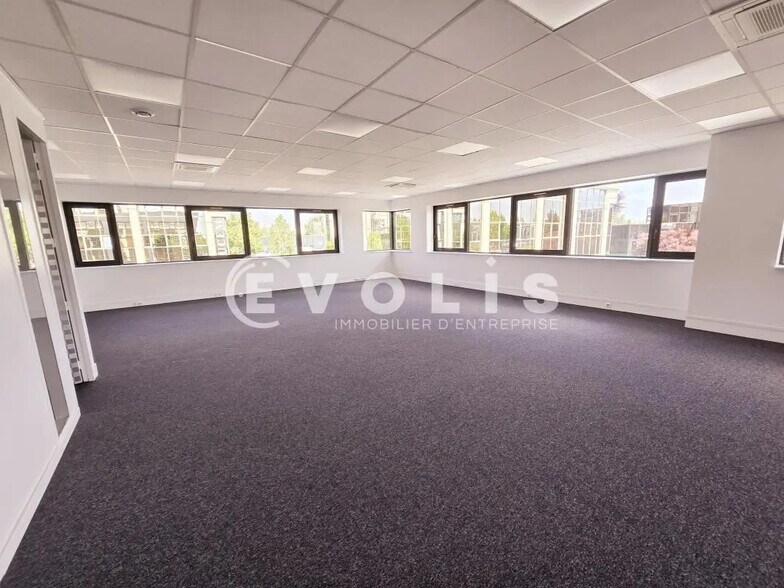 Office in Villebon-sur-Yvette for lease - Interior Photo - Image 3 of 8