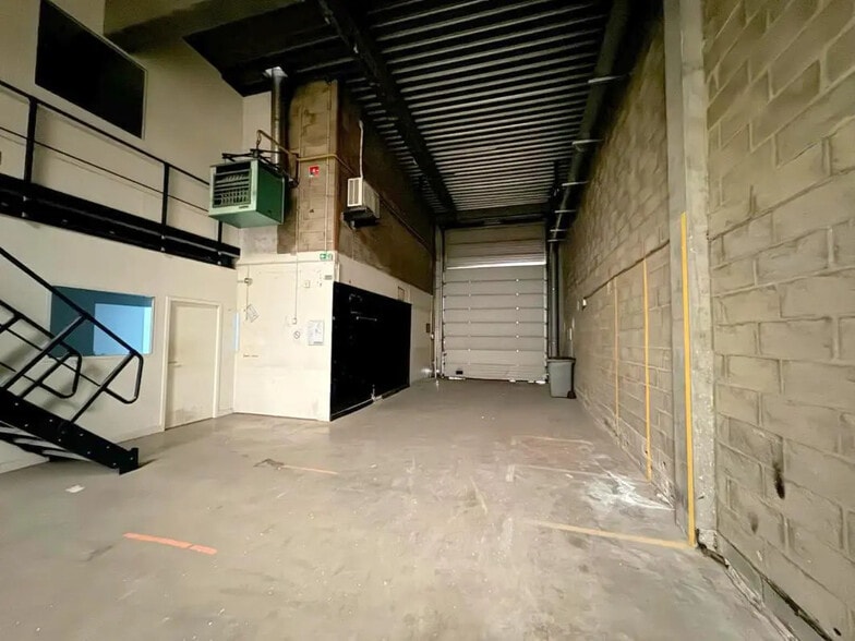 Flex in Bezons for lease - Interior Photo - Image 2 of 13