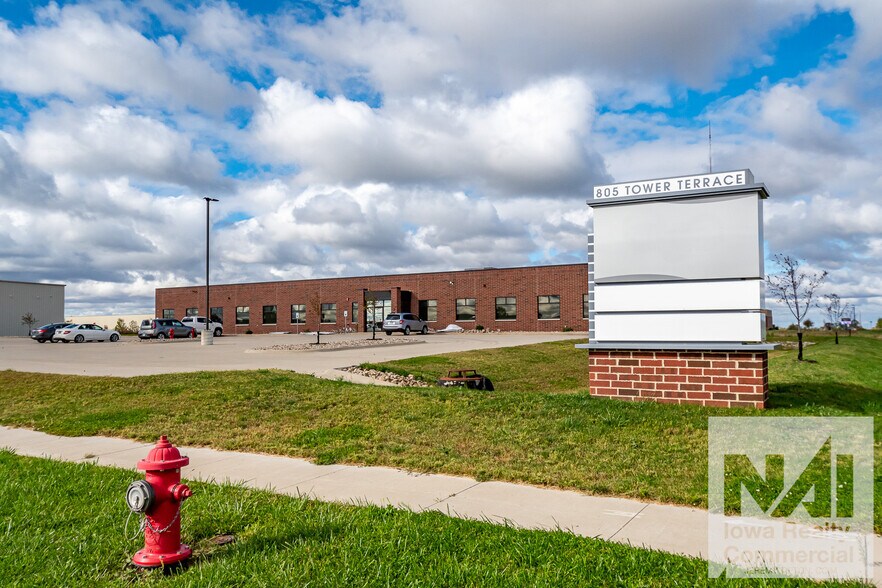 805 Tower Terrace Rd, Hiawatha, IA 52233