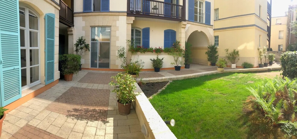 Office in Saint-Germain-en-Laye for lease - Building Photo - Image 1 of 5