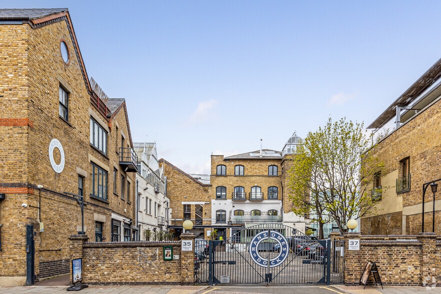 35-37 Parkgate Rd, London for lease - Building Photo - Image 1 of 4