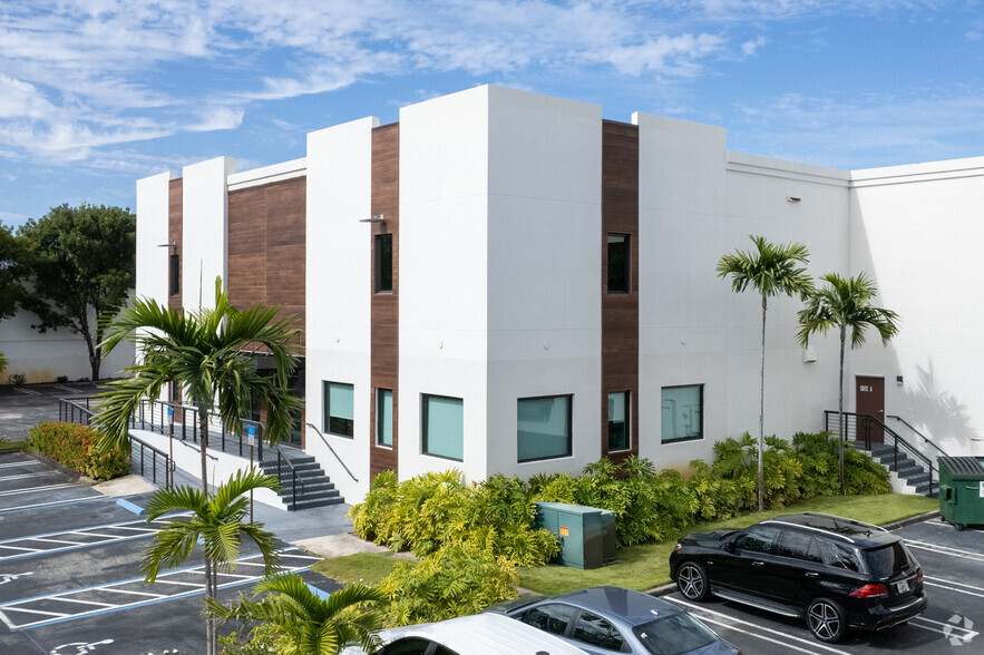 10005 NW 58th St, Doral, FL for lease - Primary Photo - Image 1 of 5