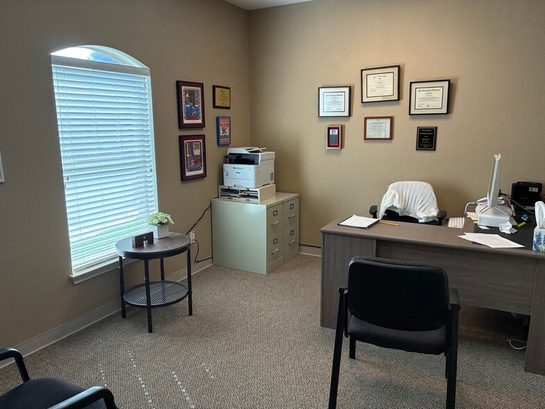 3613 Williams Dr, Georgetown, TX for sale - Interior Photo - Image 3 of 9