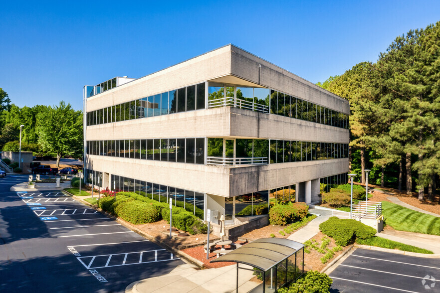 4601 Charlotte Park Dr, Charlotte, NC for lease - Building Photo - Image 2 of 4