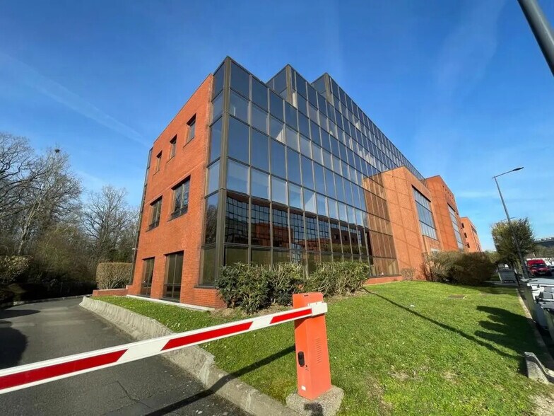 Office in  for lease - Building Photo - Image 2 of 4