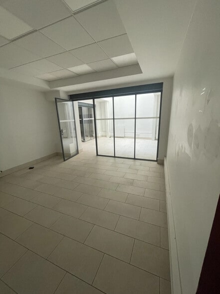 23 Rue Clapeyron, Paris for lease - Building Photo - Image 2 of 7