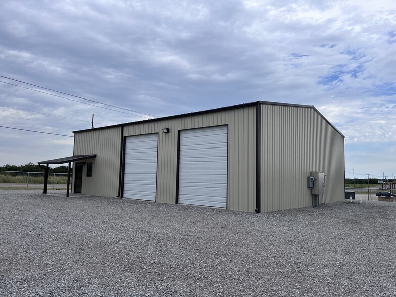 926 Deere Dr, Ardmore, OK for lease - Building Photo - Image 2 of 11