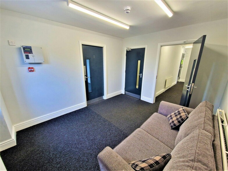 442 Chester Rd, Stockport for lease - Interior Photo - Image 3 of 17