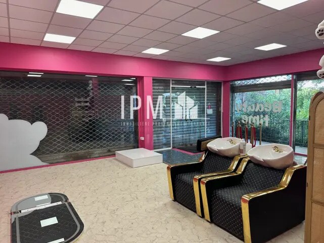 Retail in Marseille for lease Interior Photo- Image 1 of 8