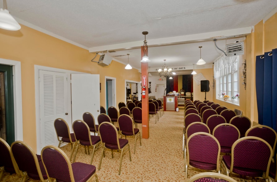 193 Elm St, Holyoke, MA for sale - Interior Photo - Image 2 of 5