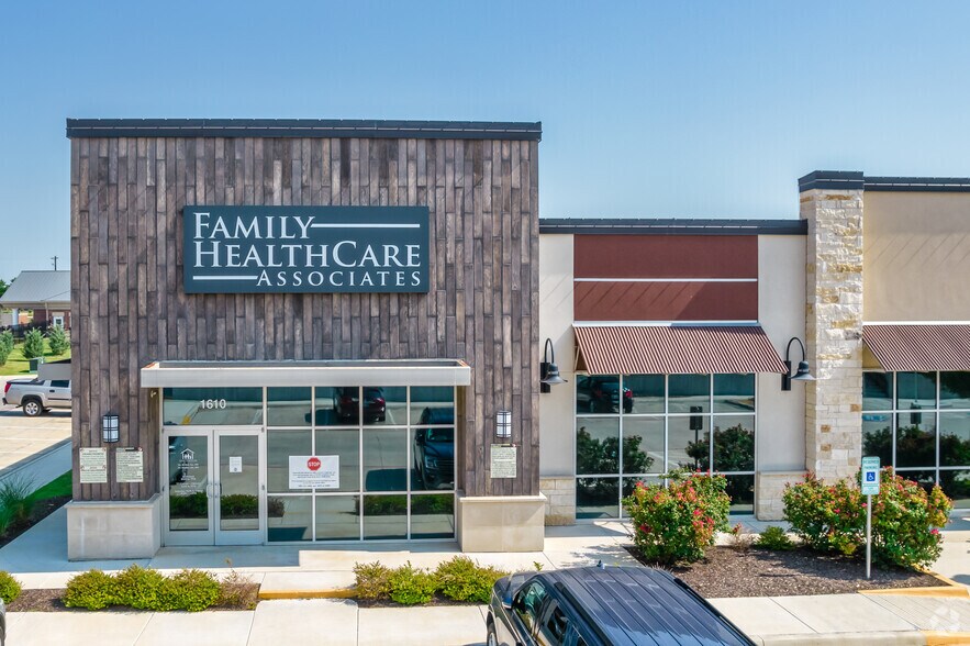 1610 Commons Cir, Argyle, TX for lease - Building Photo - Image 3 of 4