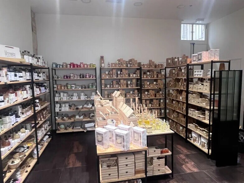 Retail in Paris for lease - Building Photo - Image 1 of 5