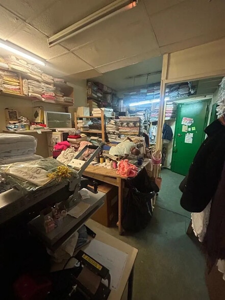 Retail in Paris for lease - Interior Photo - Image 2 of 2