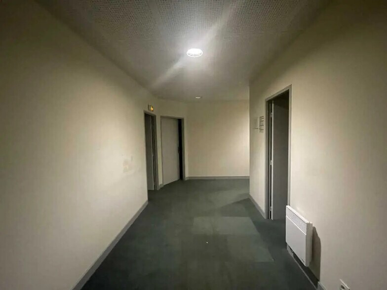 Office in Allonne for lease - Interior Photo - Image 2 of 8