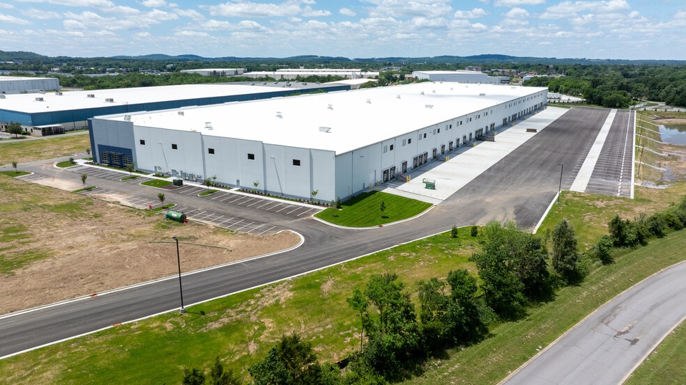 575 Maddox Simpson Pkwy, Lebanon, TN for lease - Building Photo - Image 2 of 13