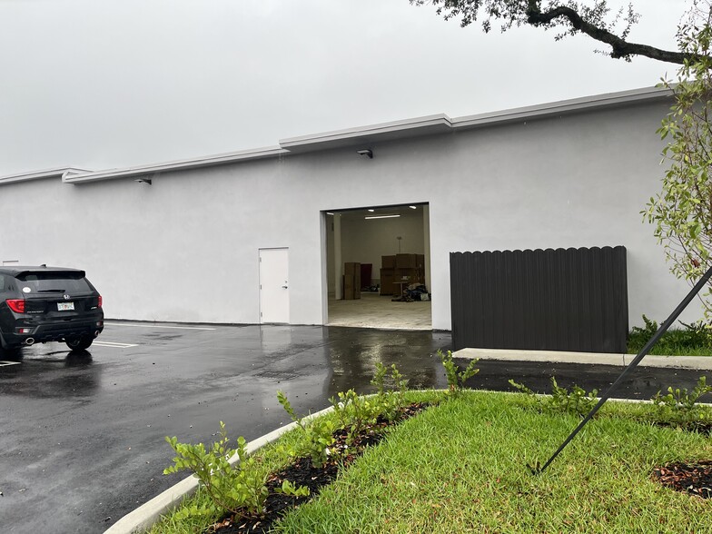 2130 NW 23rd Ave, Miami, FL for lease - Building Photo - Image 2 of 11