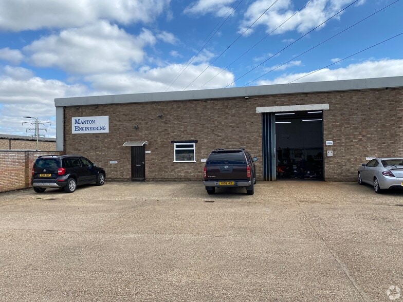 Units 4 & 5 Murdock Rd, Bedford for lease - Building Photo - Image 1 of 2