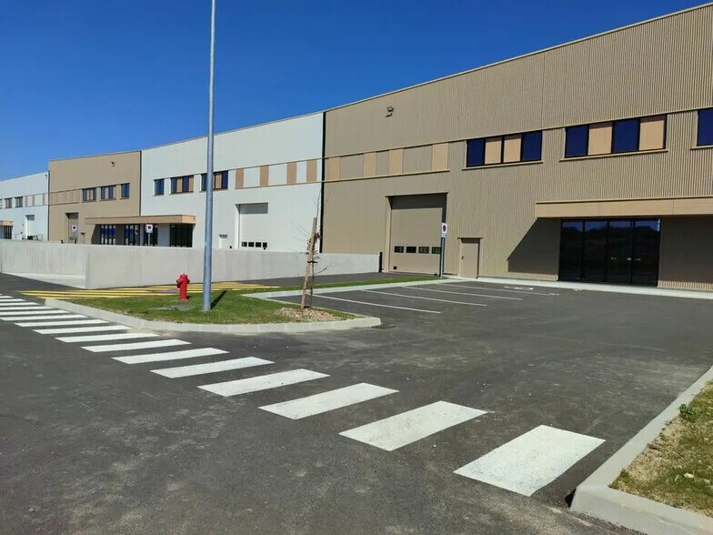 Flex in Vaulx-Milieu for lease - Building Photo - Image 2 of 4