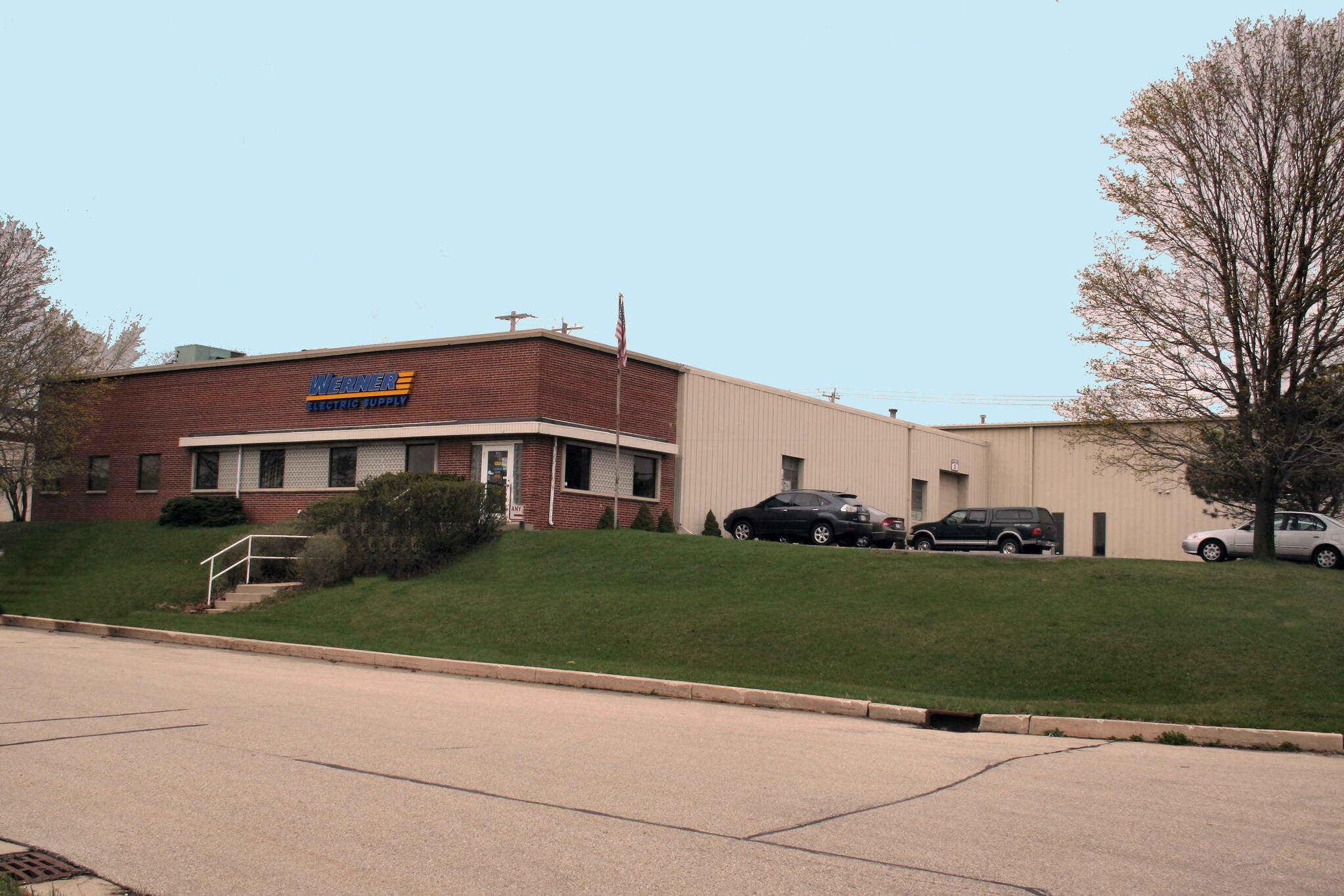 N56W13712 Silver Spring Dr, Menomonee Falls, WI for sale Building Photo- Image 1 of 1