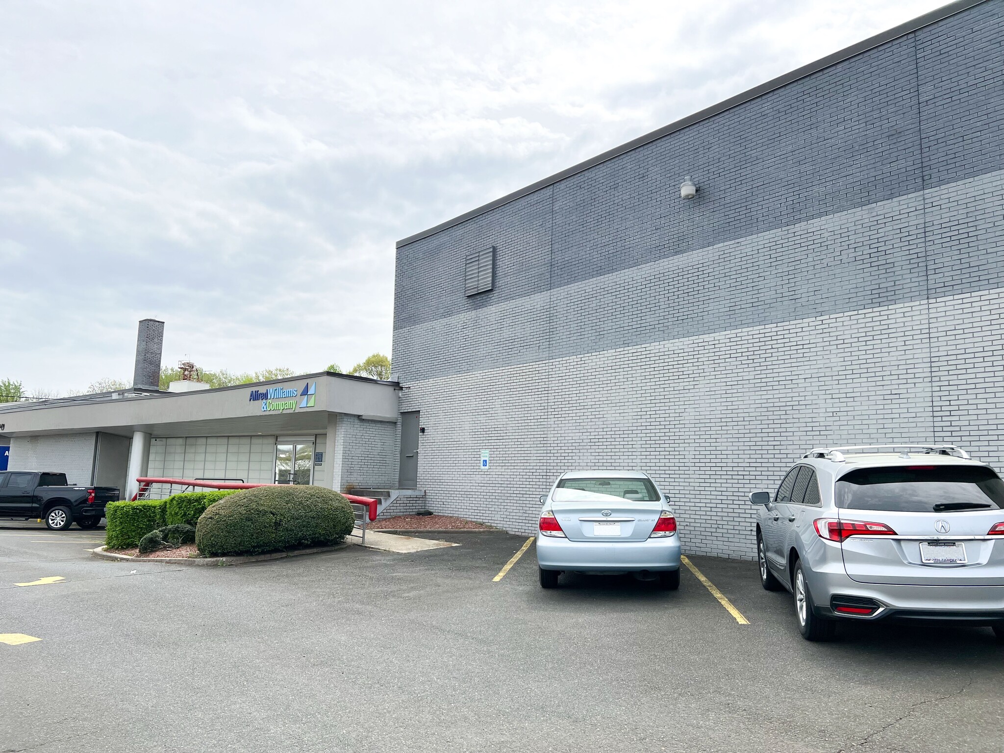 1949 Freedom Dr, Charlotte, NC for lease Building Photo- Image 1 of 3