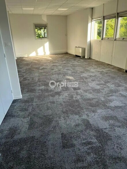 Office in Pau for lease - Building Photo - Image 2 of 5