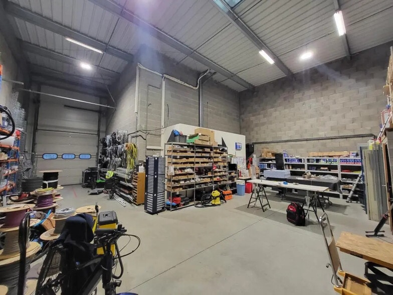 Flex in Décines-Charpieu for lease - Interior Photo - Image 1 of 5