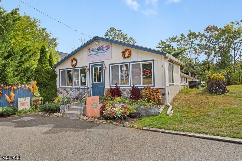 634 Willow Grove St, Hackettstown, NJ for sale - Primary Photo - Image 1 of 25