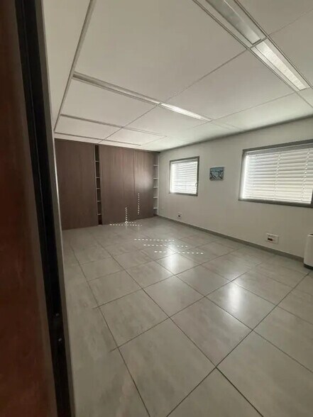 Office in Fréjus for lease - Building Photo - Image 2 of 14