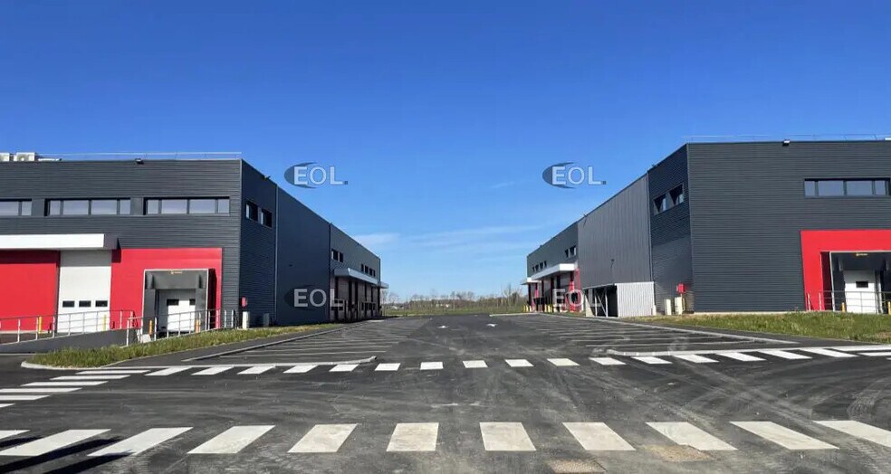 Industrial in Heyrieux for lease - Building Photo - Image 1 of 14