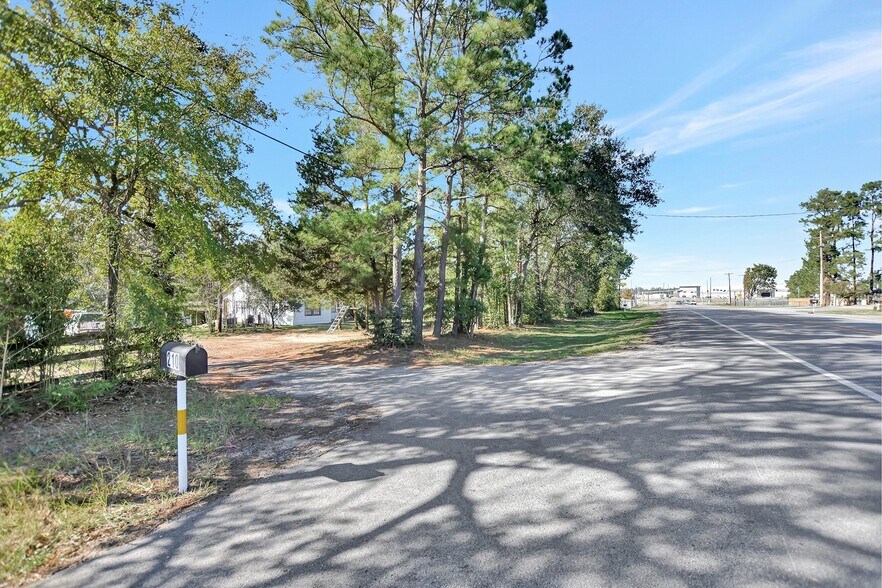 210 Porter Rd, Conroe, TX 77301