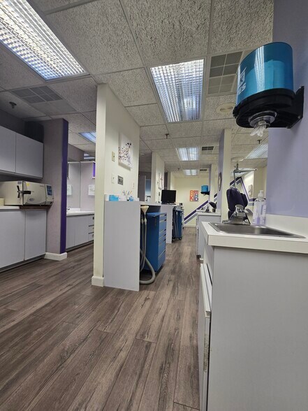 224 Taylors Mill Rd, Manalapan Township, NJ for sale - Interior Photo - Image 3 of 32