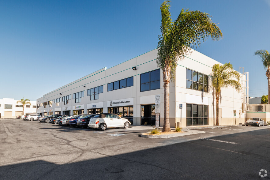 440 S Hindry Ave, Inglewood, CA for lease - Primary Photo - Image 1 of 17