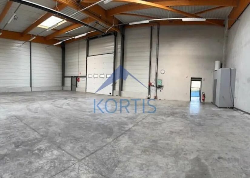 Flex in La Verpillière for lease - Interior Photo - Image 2 of 6