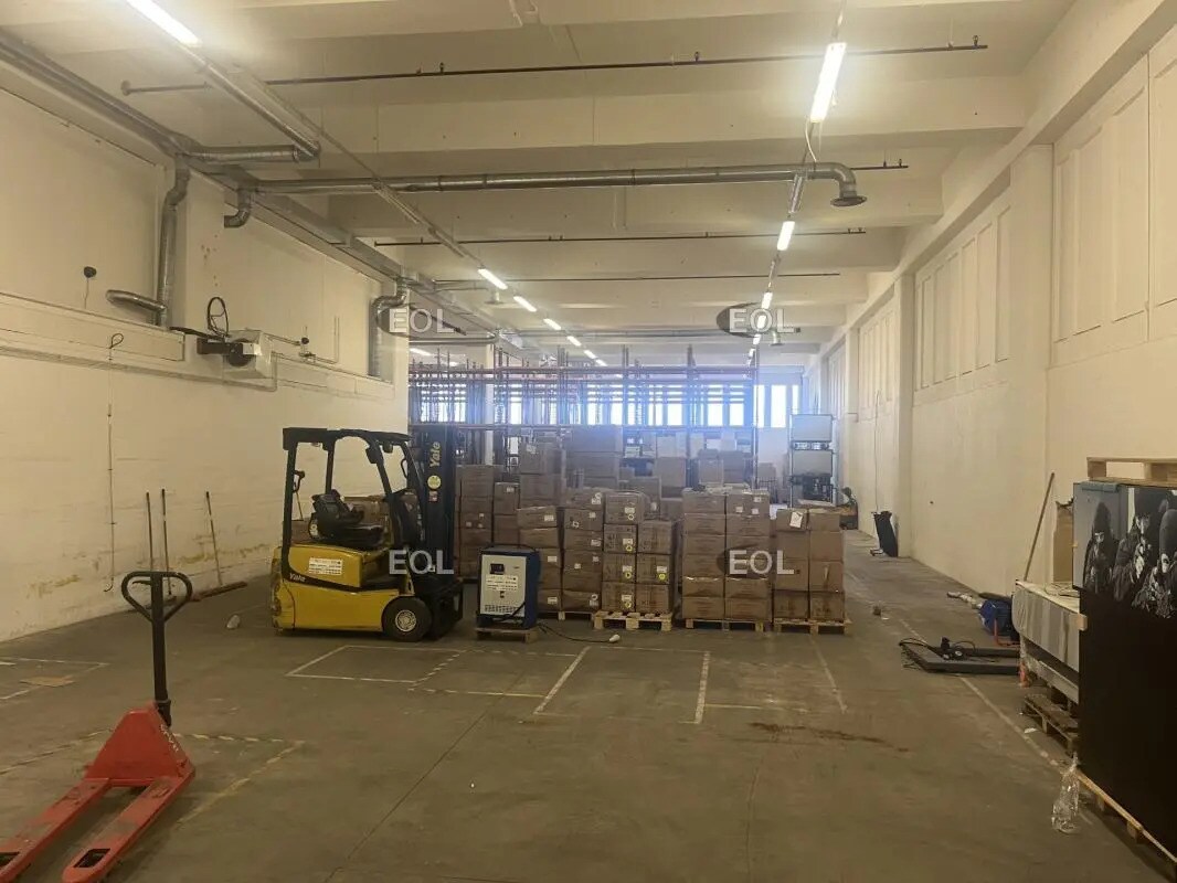 Flex in Montreuil for sale Interior Photo- Image 1 of 9