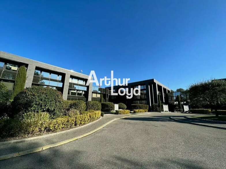 Office in Valbonne for lease - Building Photo - Image 3 of 10