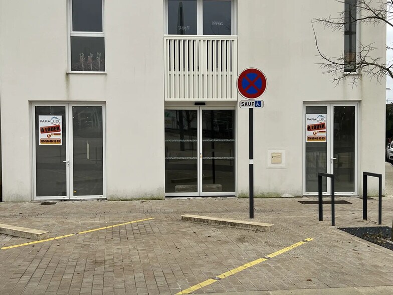 Retail in Saint-Médard-en-Jalles for lease - Building Photo - Image 2 of 3